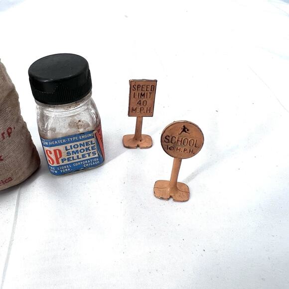 Lionel Parts Lot - No. 207 Artificial Coal, Smoke Pellets, 5 Metal Signs - Picture 3 of 4